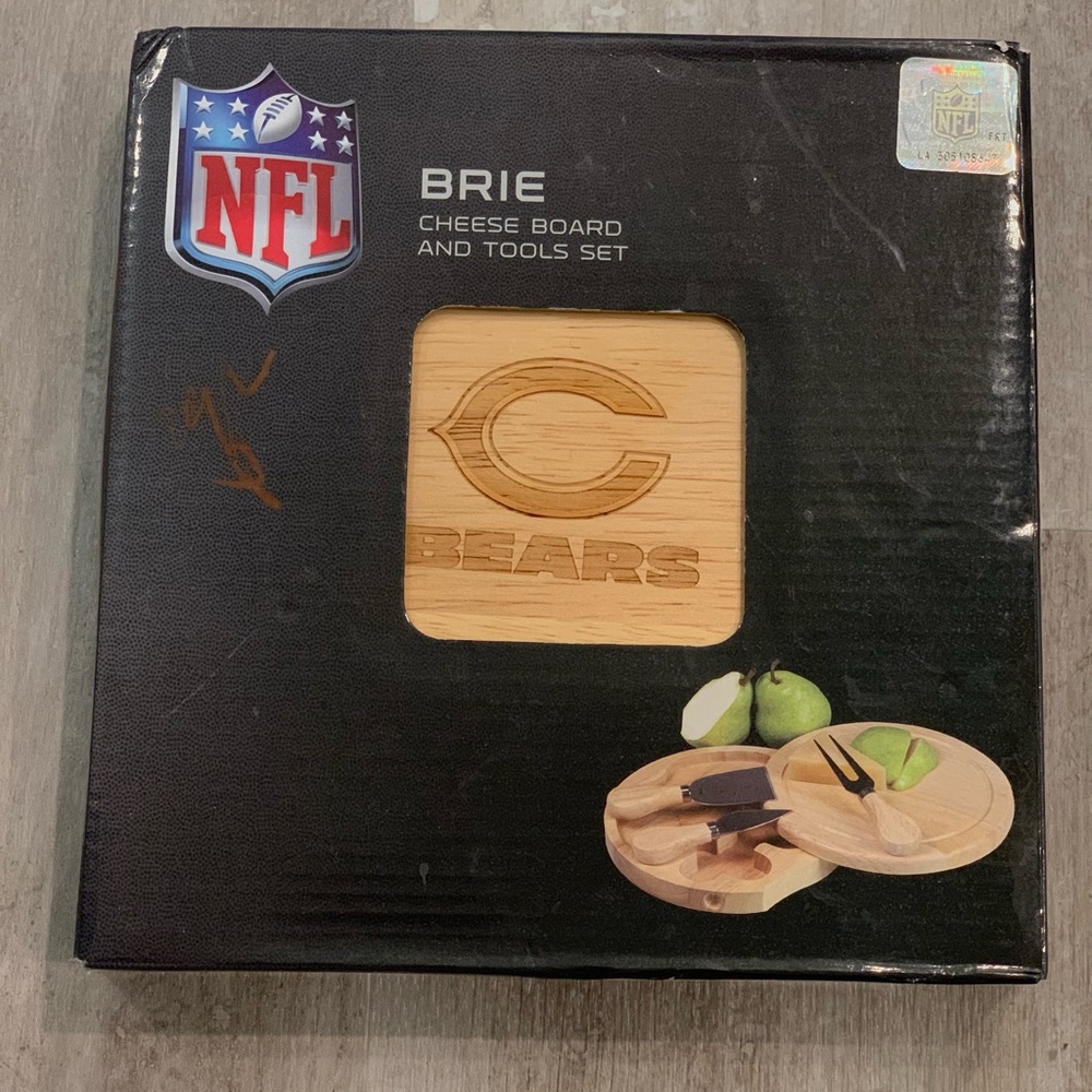New NFL C Bears Brie Cheese Board Tools Set still in box
